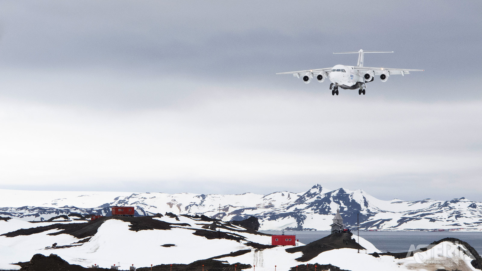 Bespaar jezelf een tocht over de Drake Passage en neem het vliegtuig naar Antarctica