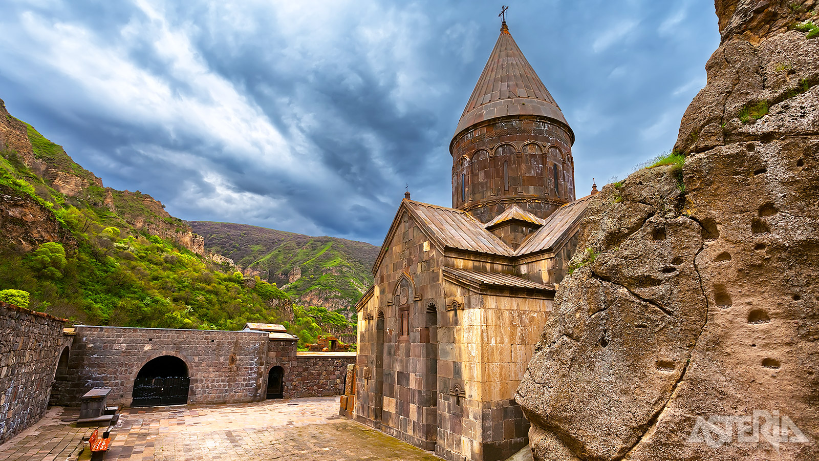 In de middeleeuwen was Geghard één van de beroemdste spirituele en culturele centra van Armenië
