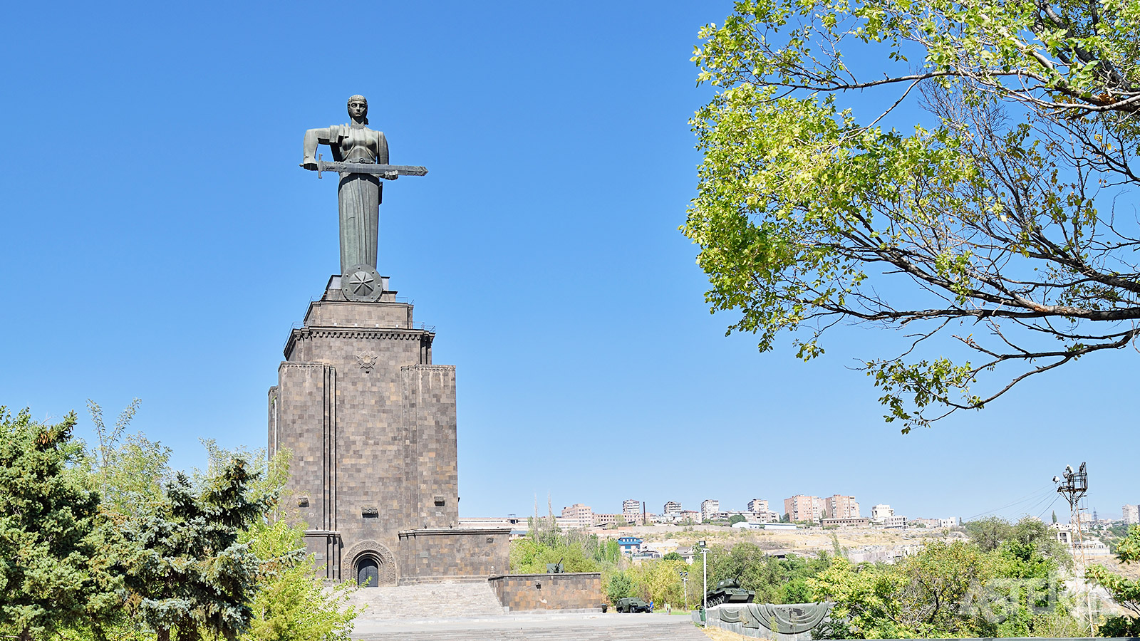 Het 51m hoge monument Moeder Armenië herdenkt de Armeniërs die in WO2 zijn gesneuveld