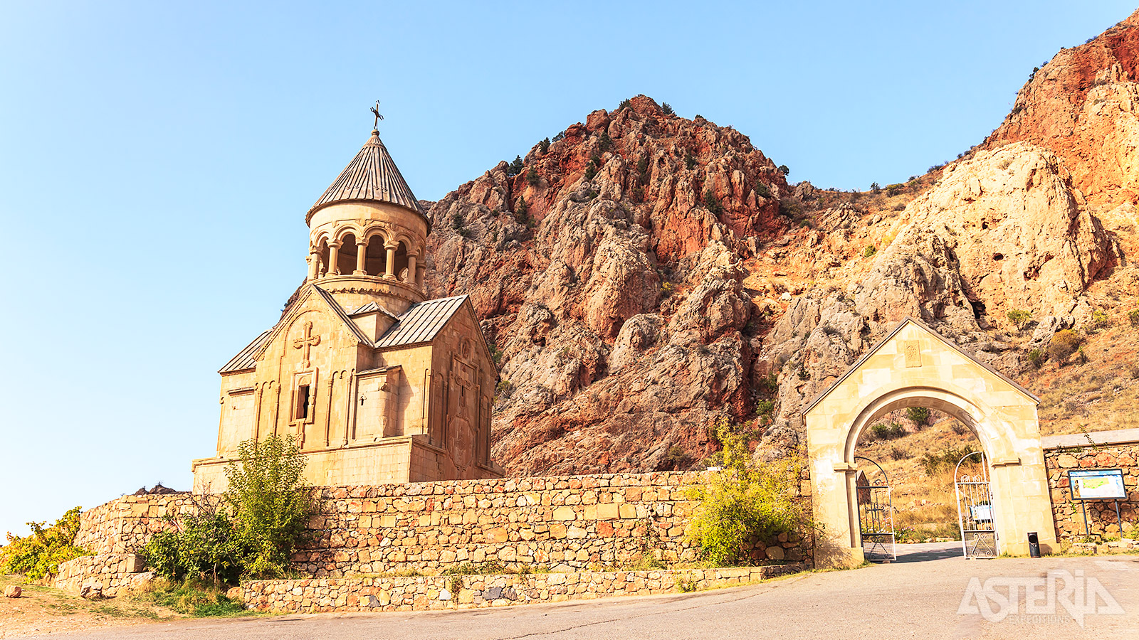 Het Noravank klooster wordt beschermd door een omwalling en 2 kerken met 2 verdiepingen, typisch voor de 13de eeuwse Armeense architectuur