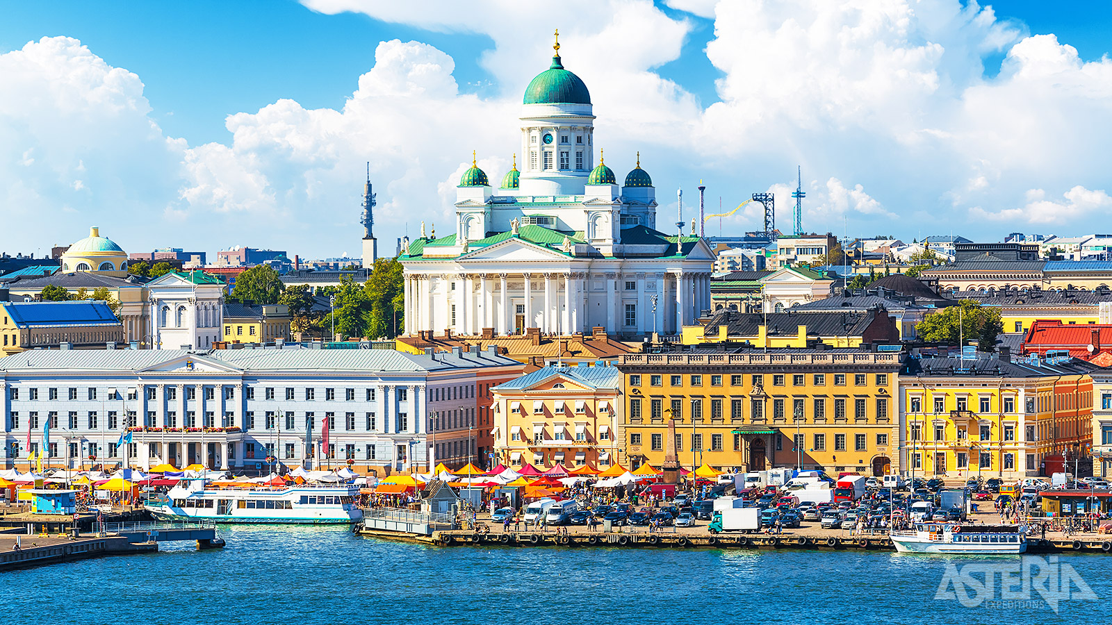 De Lutherse kathedraal, gelegen aan het water, is één van de opvallendste bezienswaardigheden van Helsinki
