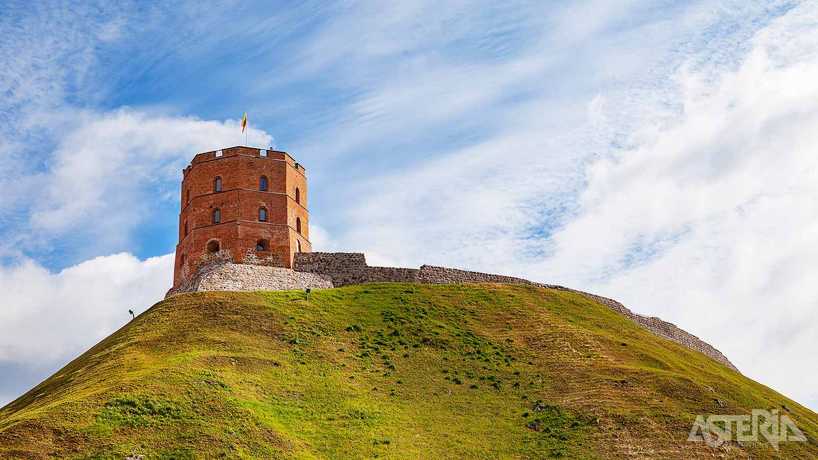 Een ander indrukwekkend bouwwerk in Vilnius is de 48m hoge Gediminas-toren, tegenwoordig een historisch museum