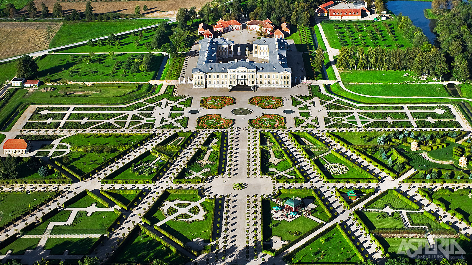 Het kasteel van Versailles diende als inspiratiebron voor het Rundale paleis en de prachtige tuinen