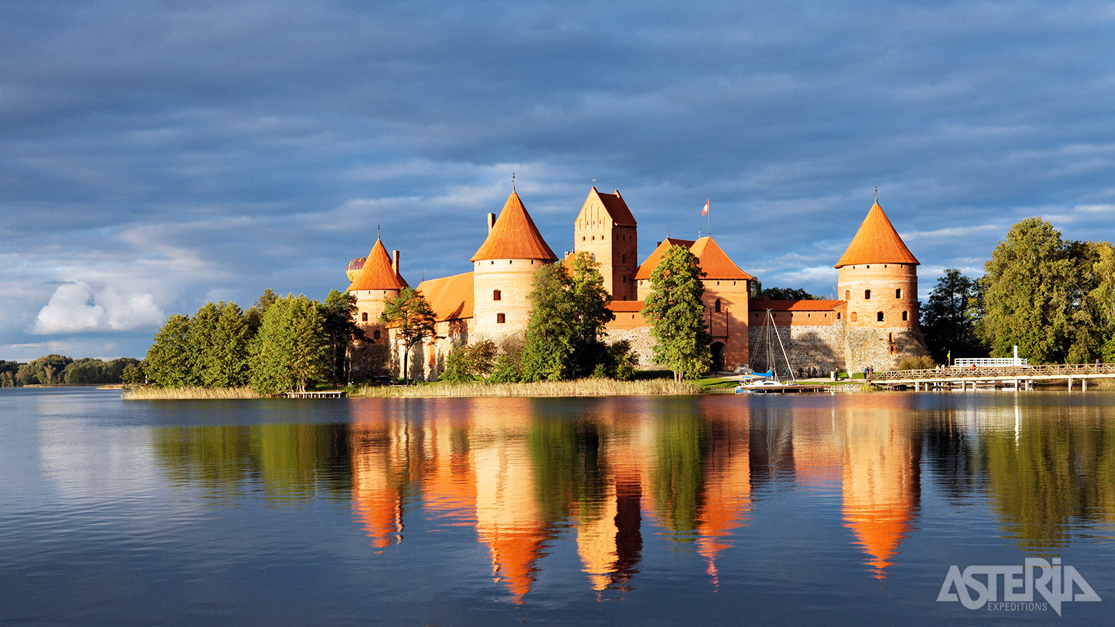 De rode dakpannen, steile torens en idyllische ligging zorgen ervoor dat het Trakai kasteel  zo uit een sprookje lijkt te komen
