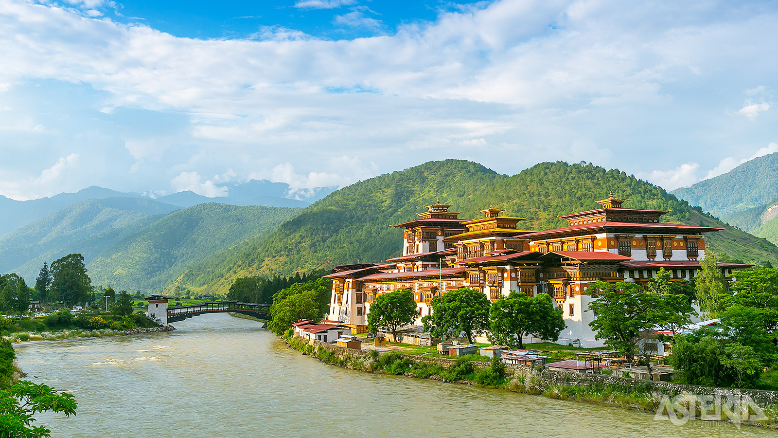 De Punakha Dzong werd in 1637 gebouwd en is de 2de oudste en mooiste dzong van Bhutan