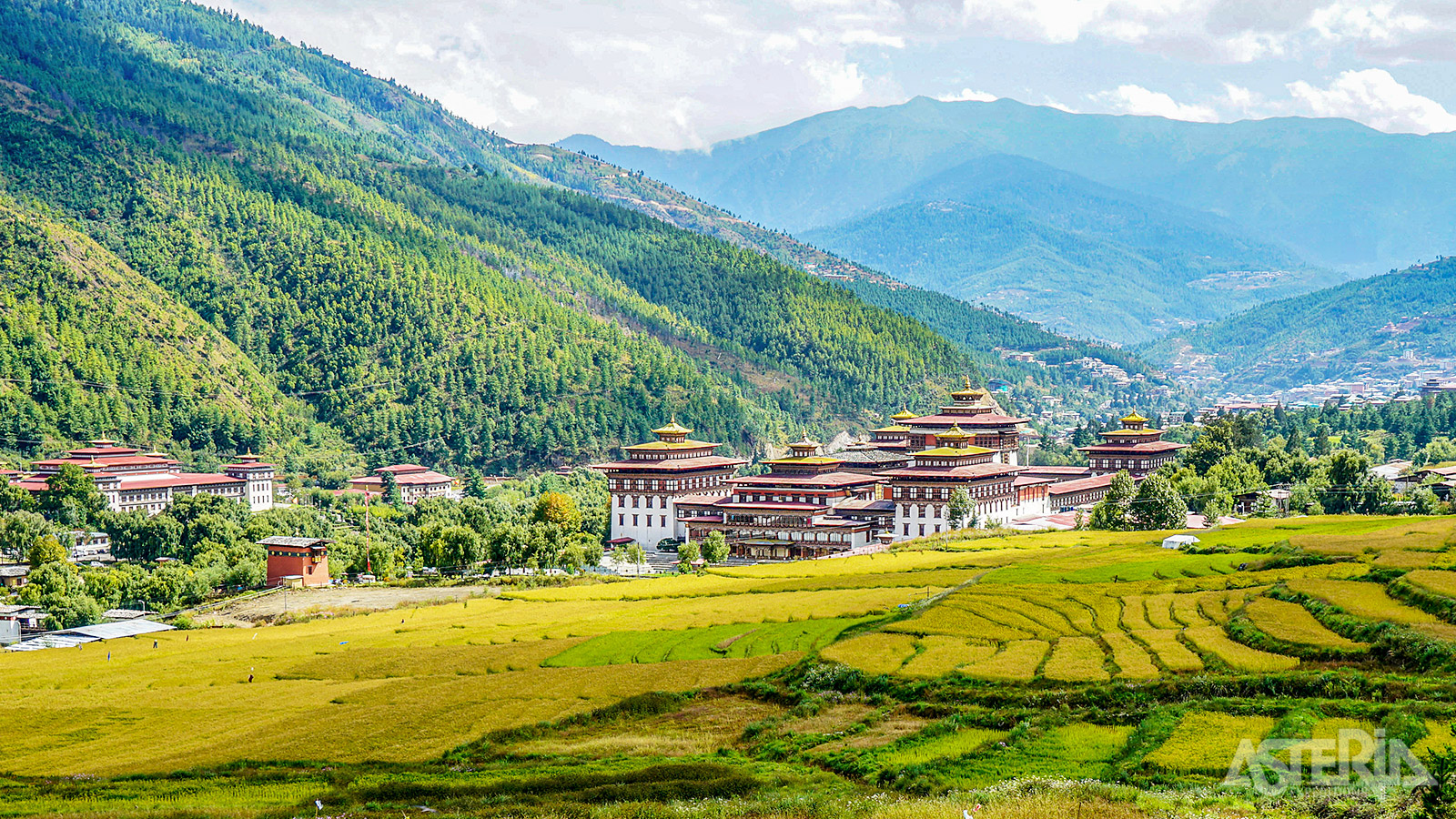Tashicho dzong in Thimphu is de regeringszetel van Bhutan waar ook zijn kantoor koning heeft