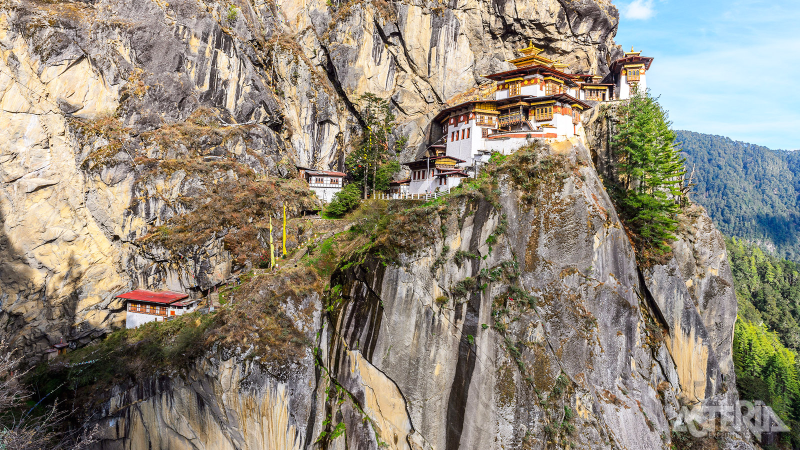 Het Taktshang-klooster werd gebouwd tegen een steile rots, 900m boven de Paro-vallei