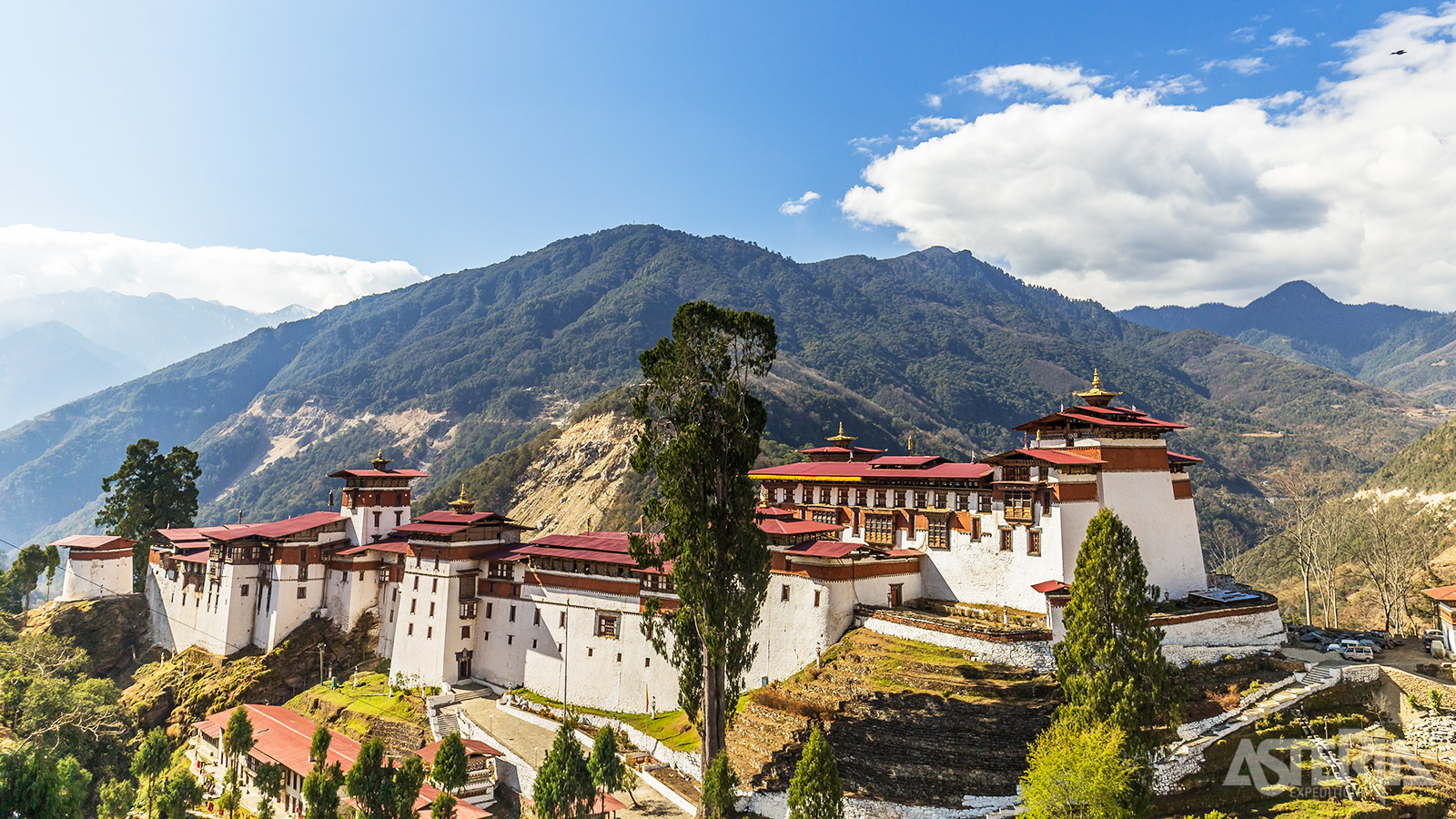 De Trongsa Dzong werd gebouwd in 1644 en is de grootste van het land