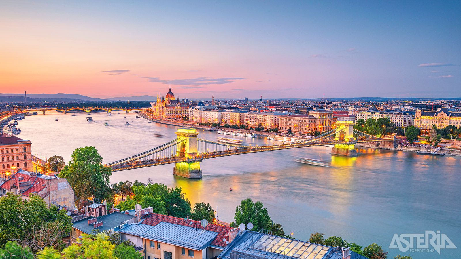 De majestueuze Donau stroomt tussen de 2 stadsdelen Buda en Pest door, vandaar de naam Budapest
