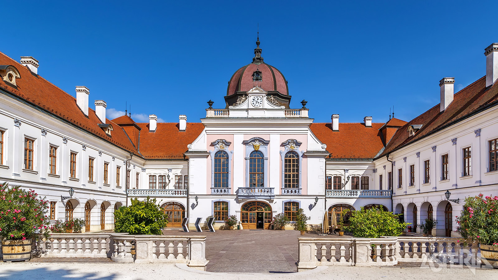 Het Gödöllö paleis Grassalkovich is het grootste paleis in barokstijl van Hongarije en na dat van Versailles het 2e grootste in de wereld