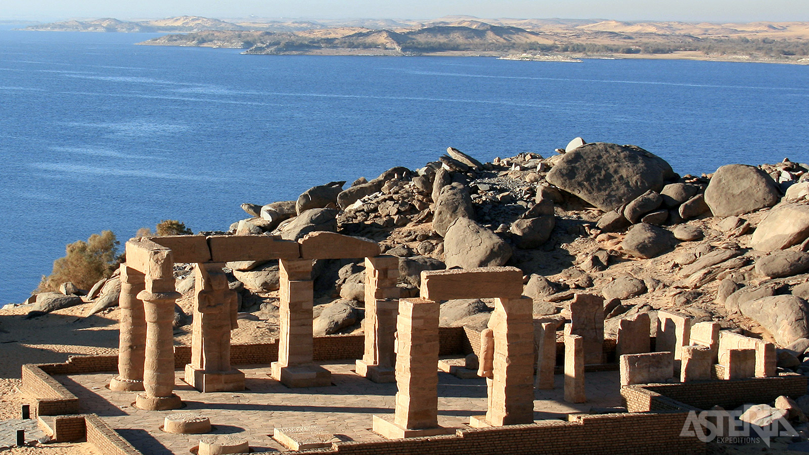 Vanwege de bouw van de Aswan stuwdam werd de Kalabsha tempel in 1970 verzaagd en stuk per stuk naar zijn huidige plaats op het eiland New Kalabasha verplaatst