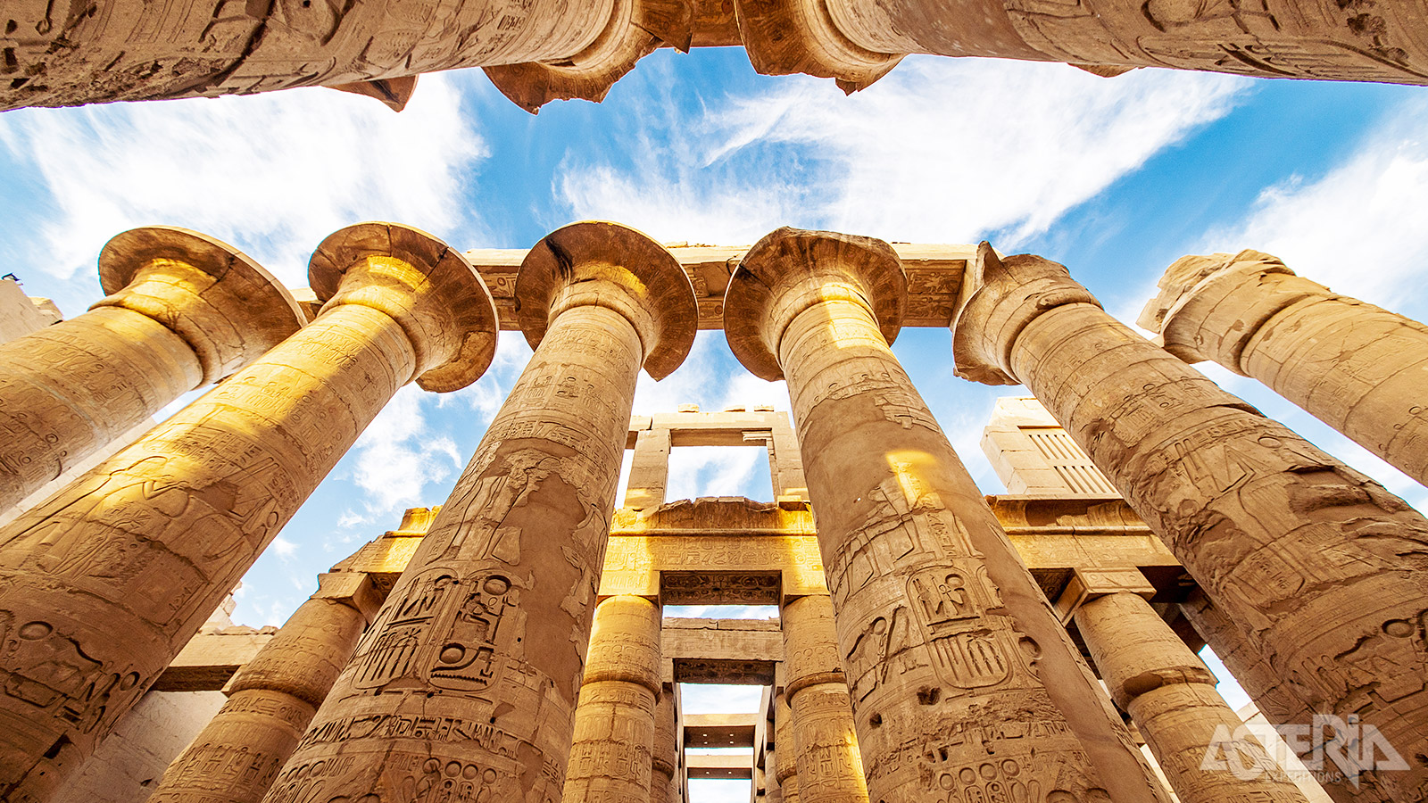 Karnak onderscheidt zich van andere tempels doordat er zo lang door opeenvolgende farao’s is aan gebouwd