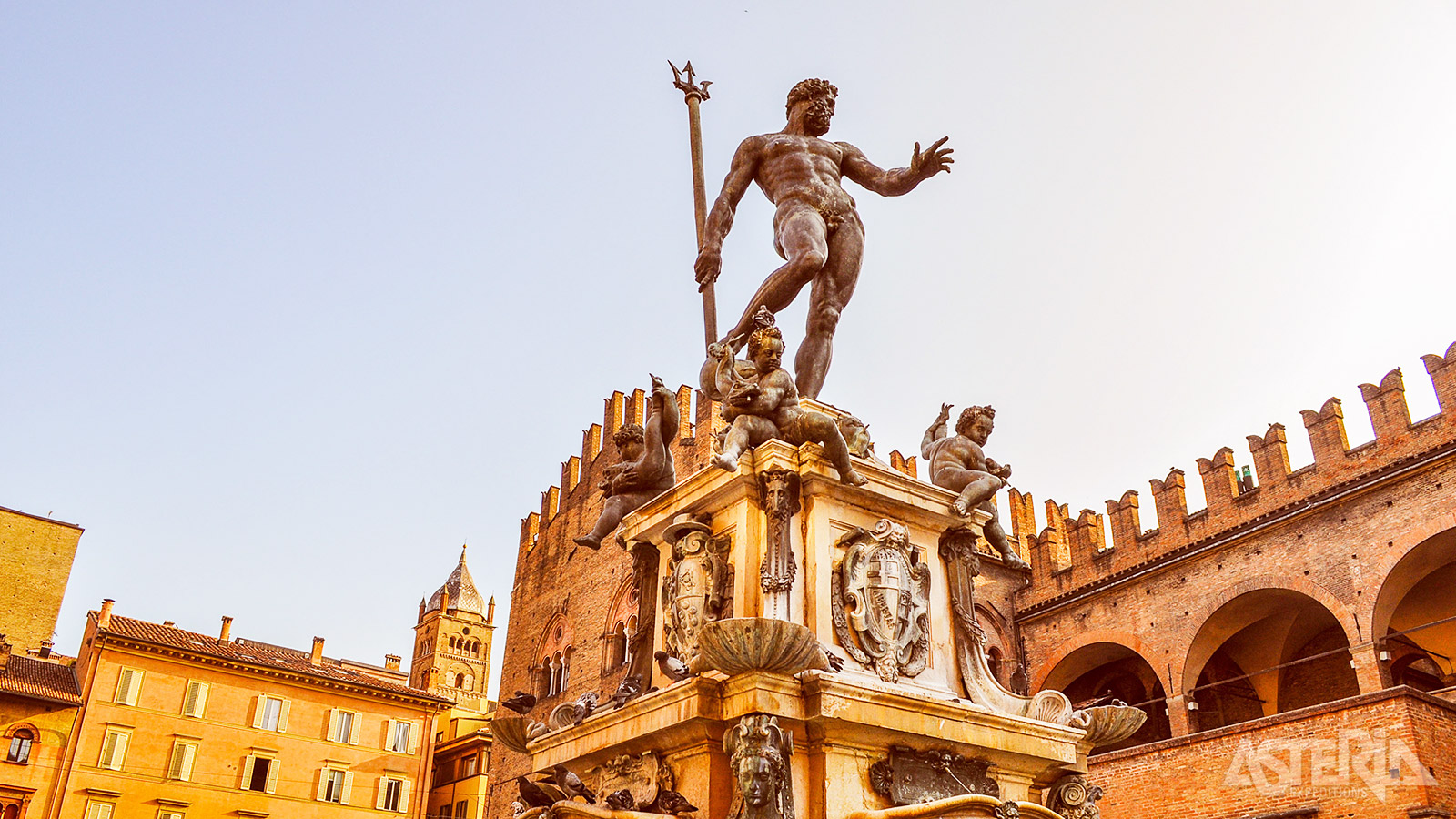 Op Piazza del Nettuno vind je de Fontana del Nettuno, een 16de-eeuwse fontein ter ere van Neptunus, de Griekse god van de zee