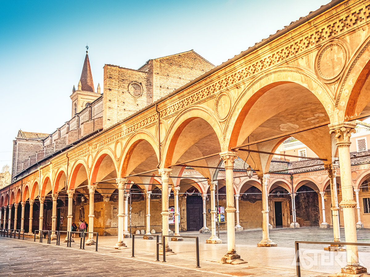 De portico’s of middeleeuwse zuilengalerijen van Bologna zijn meer dan 700 jaar oud en hebben allemaal een typische rode kleur