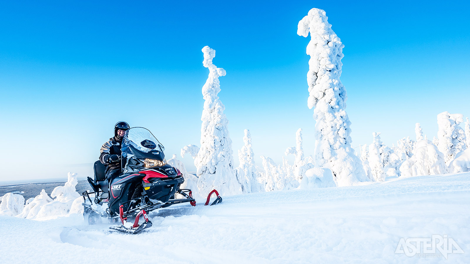 De sneeuwscooters staan klaar voor een adembenemende tocht door besneeuwde bossen, langs heuvels en over bevroren meren