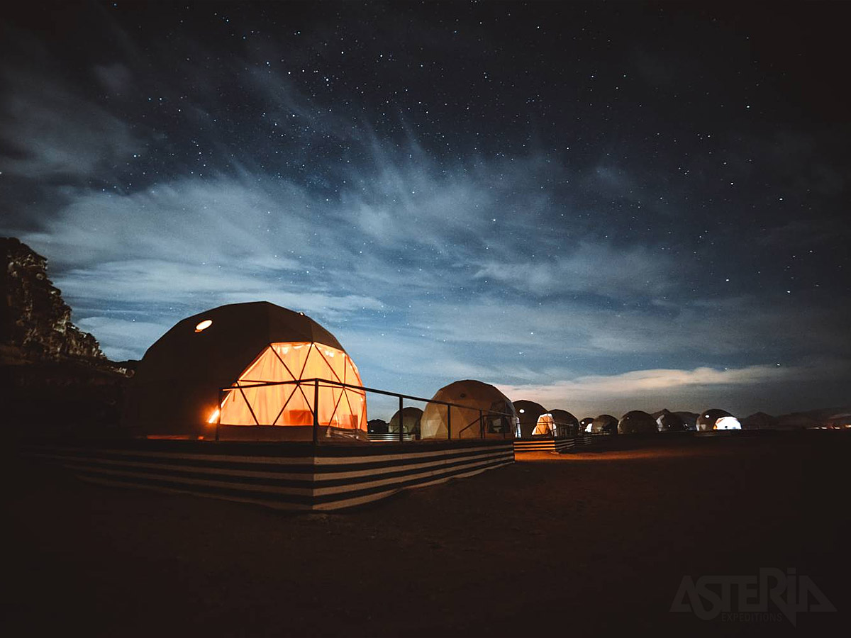 Het bijzondere Sun City Camp***** biedt een unieke woestijnervaring tijdens een nachtje onder de sterren