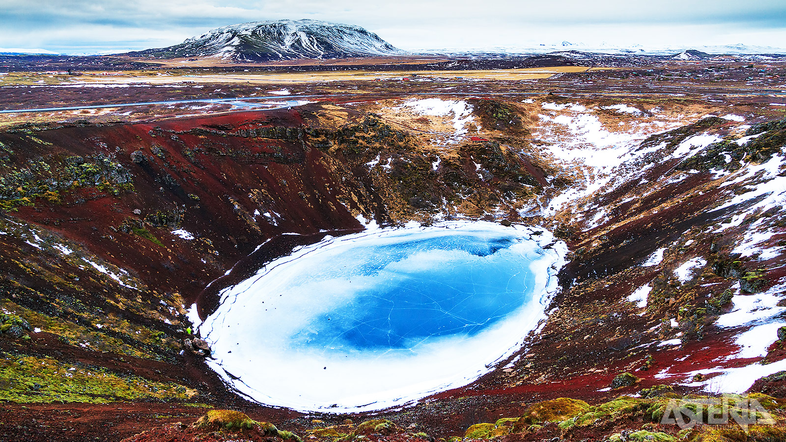 De 55m diepe Kerid-krater is ontstaan door het instorten van een kleine magmakamer na een uitbarsting zo’n 3.000 jaar geleden
