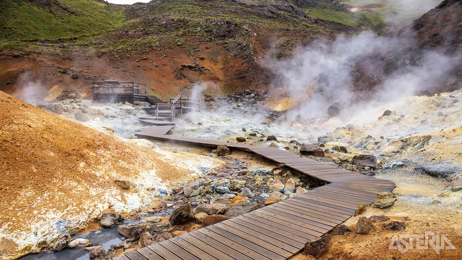 Doordat het midden in het breukgebied van de Midden-Atlantische Rug ligt, behoort het warme bronnengebied van Seltun tot het meest actieve geothermische gebied van IJsland