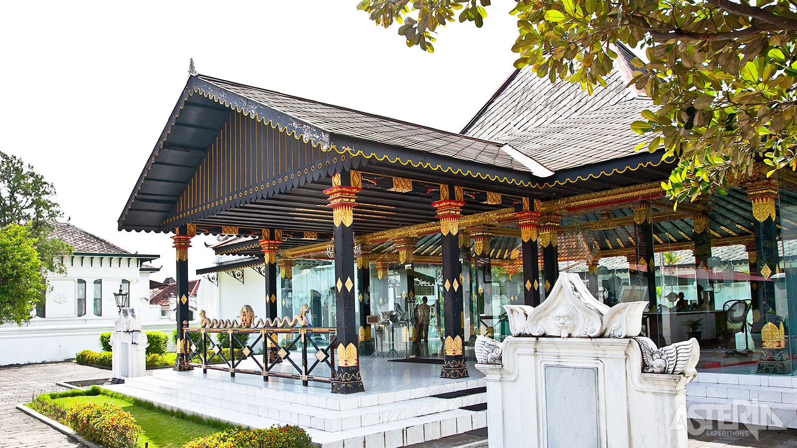 Enkele paviljoenen van het Kraton zijn in Europese stijl, maar het grootste deel is een mooi voorbeeld van Javaanse paleisarchitectuur