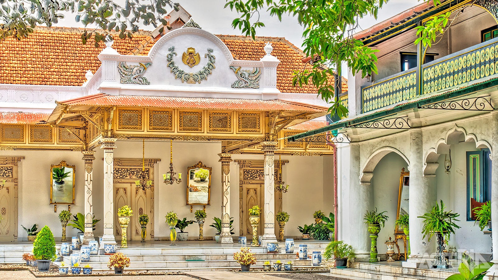 In het centrum van Yogyakarta ligt het ommuurde paleis van de sultan, het kraton, dat stamt uit 1755