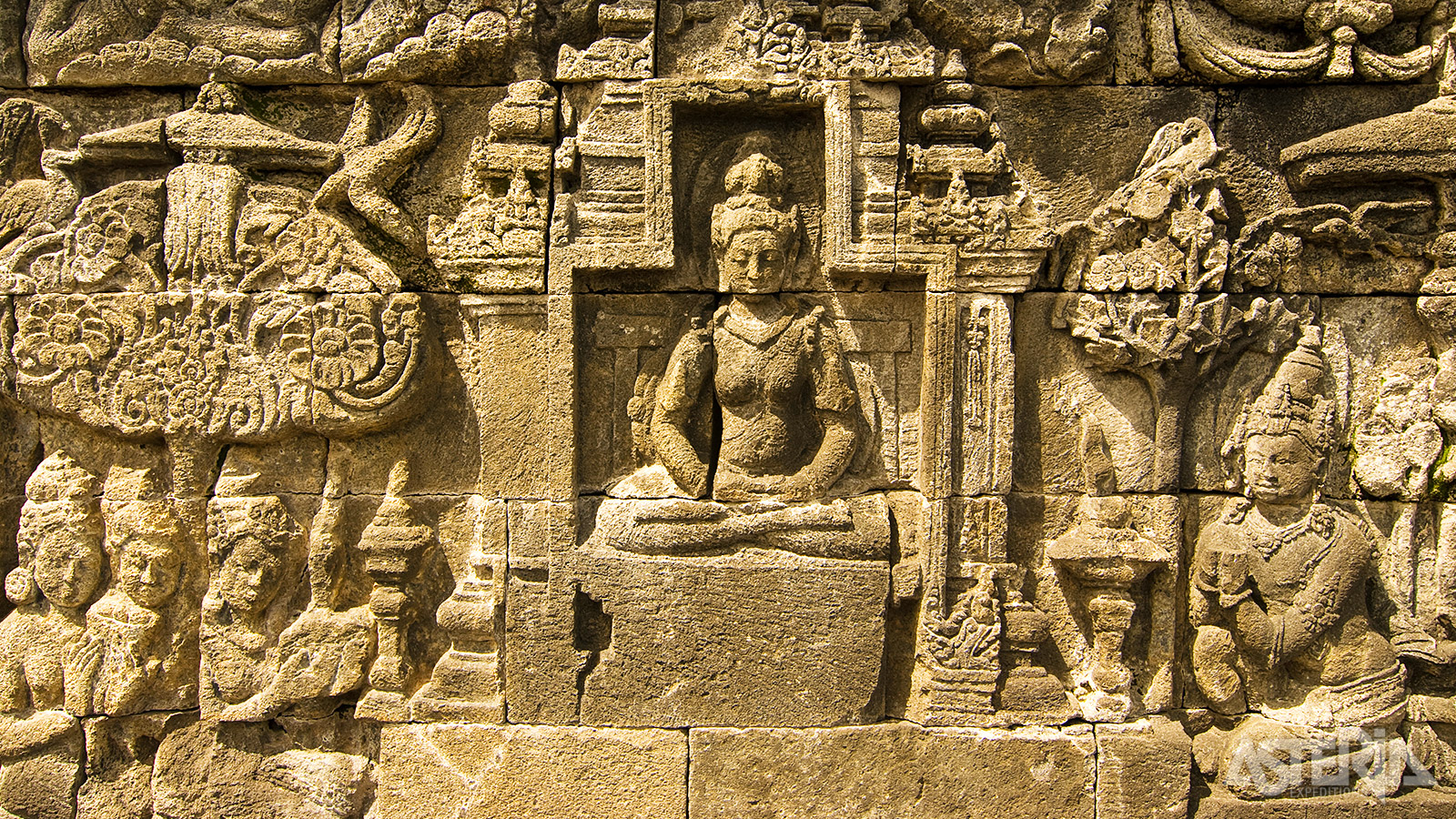 Borobudur bevat zo’n 2.670 bas-reliëfs die de gevels en leuningen versieren