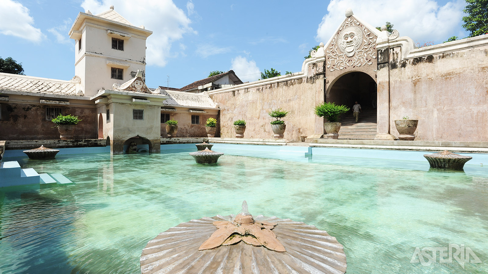 Taman Sari was ooit het badhuis van de sultan, compleet met prachtige zwembaden