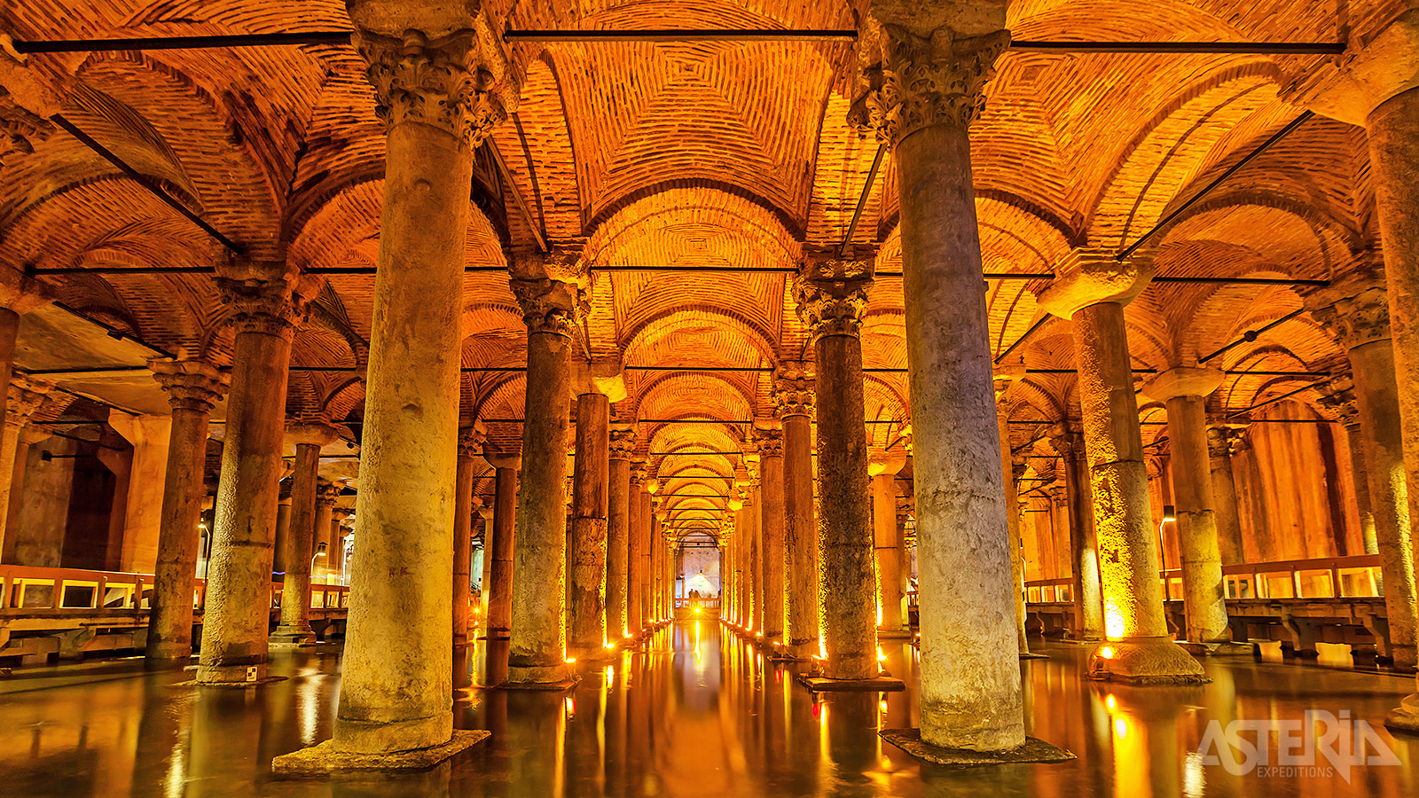 De Basilica Cisterne, een ondergronds waterreservoir, vormde een decor voor de James Bondfilm 