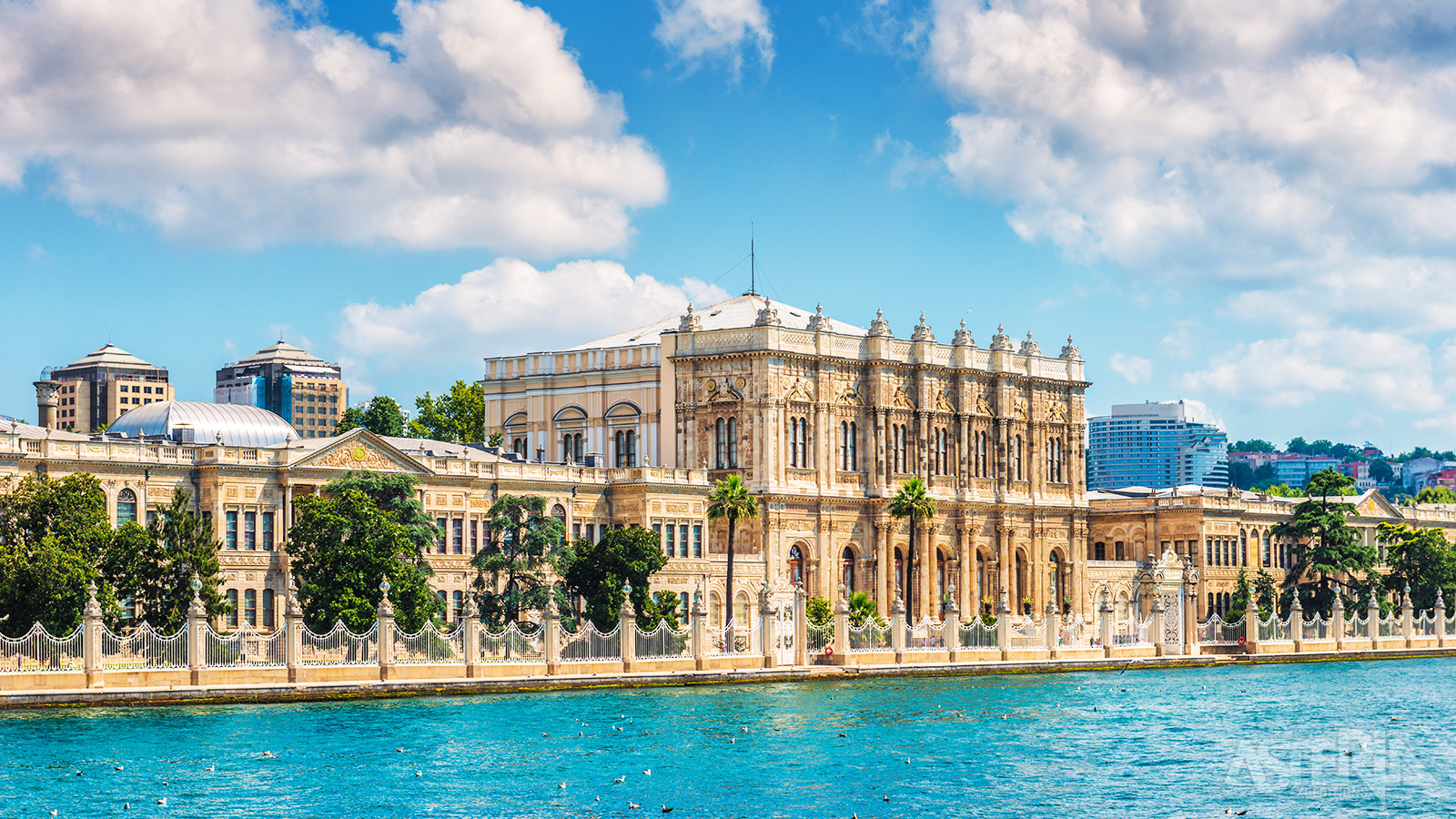 Afsluiten met het Dolmabahçe-paleis in schitterende barok- & rococostijl