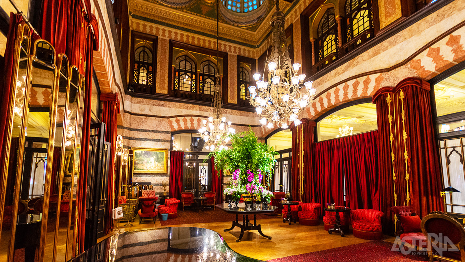 Het klassevolle Pera Palace, het oudste hotel van Istanboel, werd gebouwd voor het onderbrengen van reizigers van de Oriënt Express