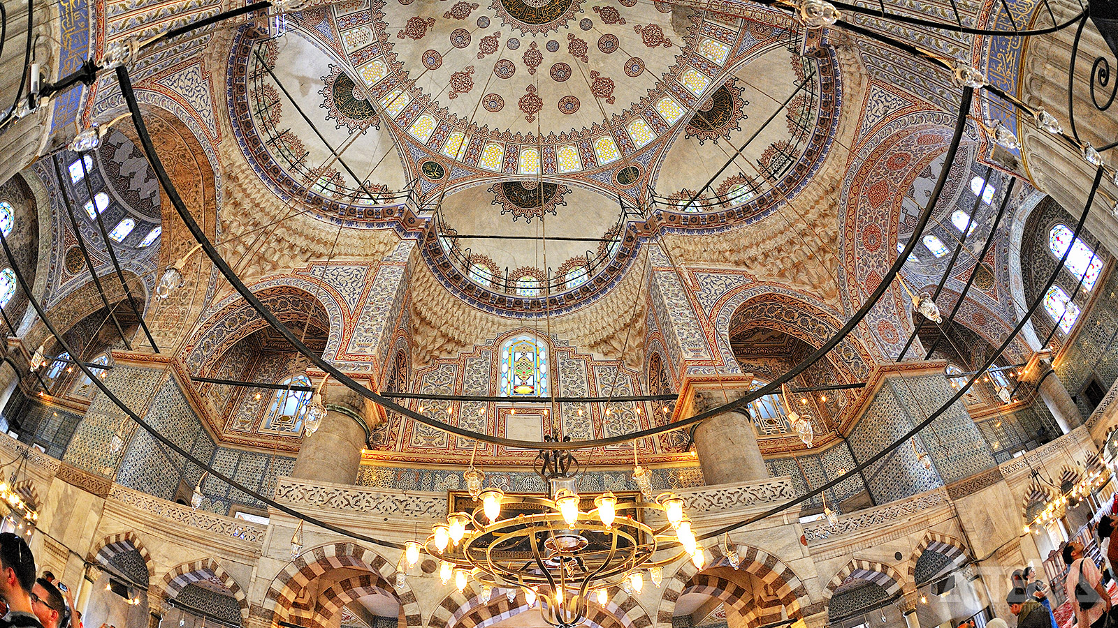 Het interieur van de Sultan Ahmet-moskee is versierd met twintigduizend tegeltjes in blauw, groen en roodbruin