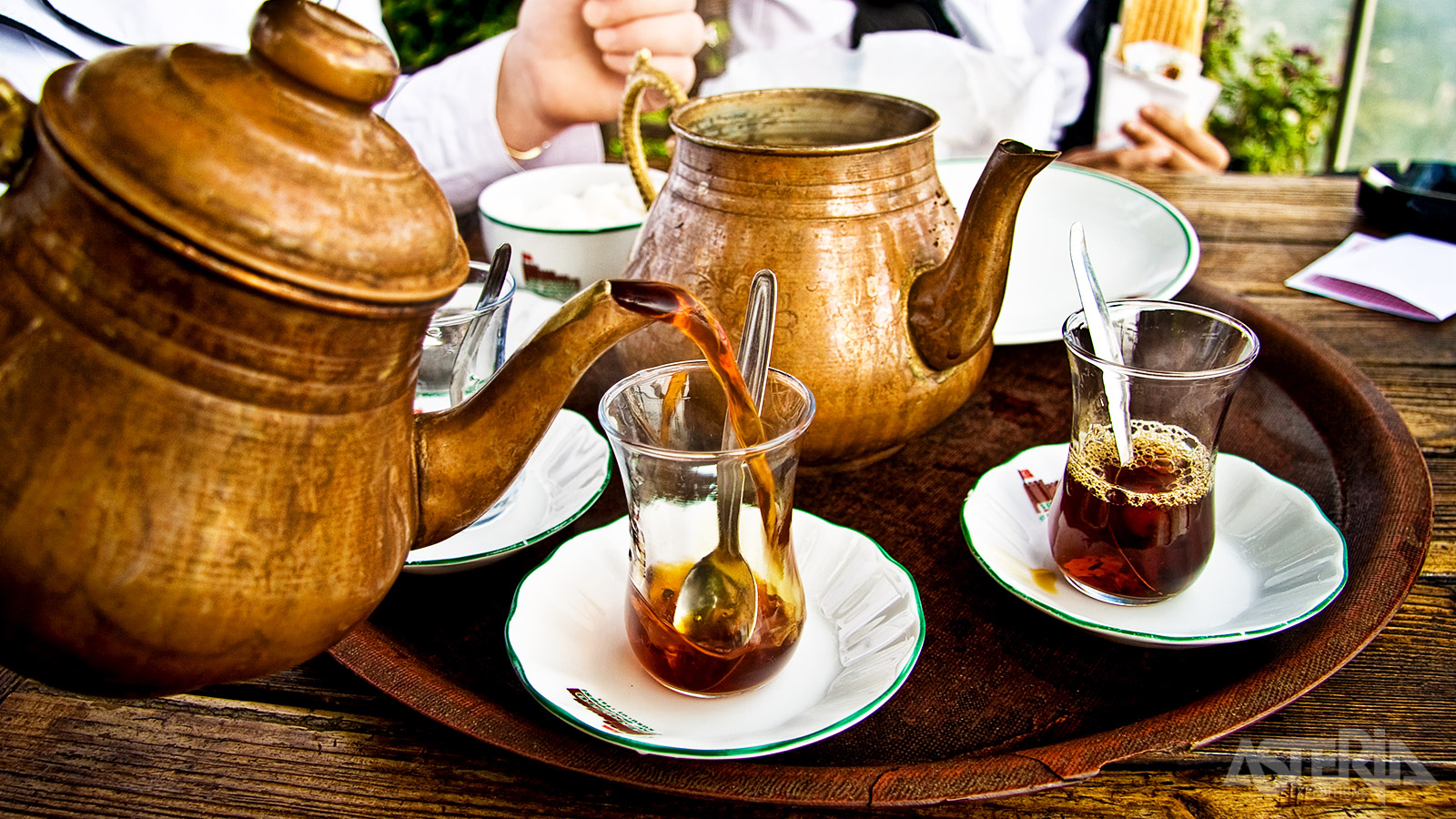 In een traditioneel theehuis proef je van  typische Turkse koffie of thee