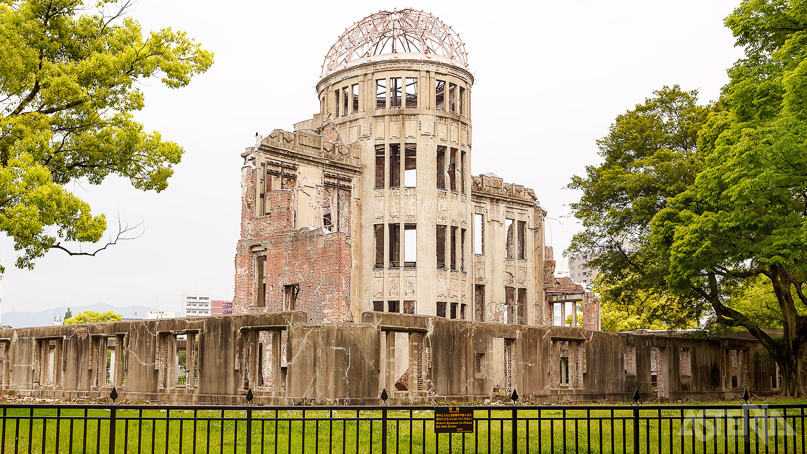 De iconische Genbaku koepel in Hiroshima, stil herdenkingsmonument aan de eerste atoomaanval van 6 augustus 1945