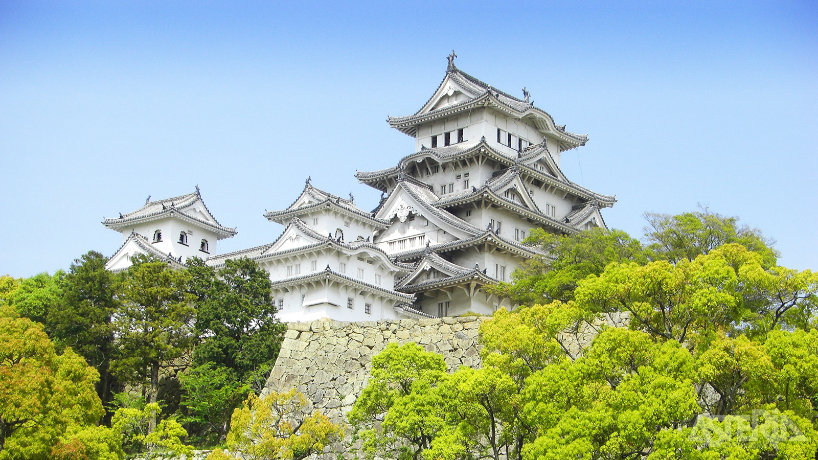 Het Himeji-kasteel, ook bekend als ’White Heron Castle’ vanwege zijn elegante, witte uiterlijk is zowel een nationale schat als werelderfgoed