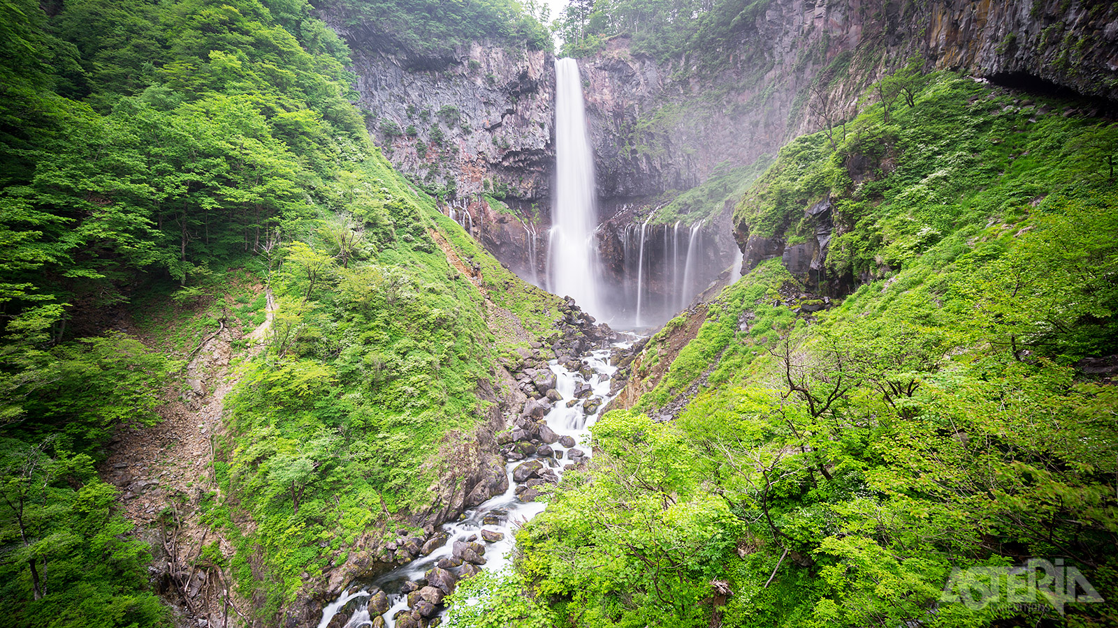 De Kegon waterval, gelegen aan het Chuzenjimeer, is met zijn 97m de derde hoogste waterval van Japan