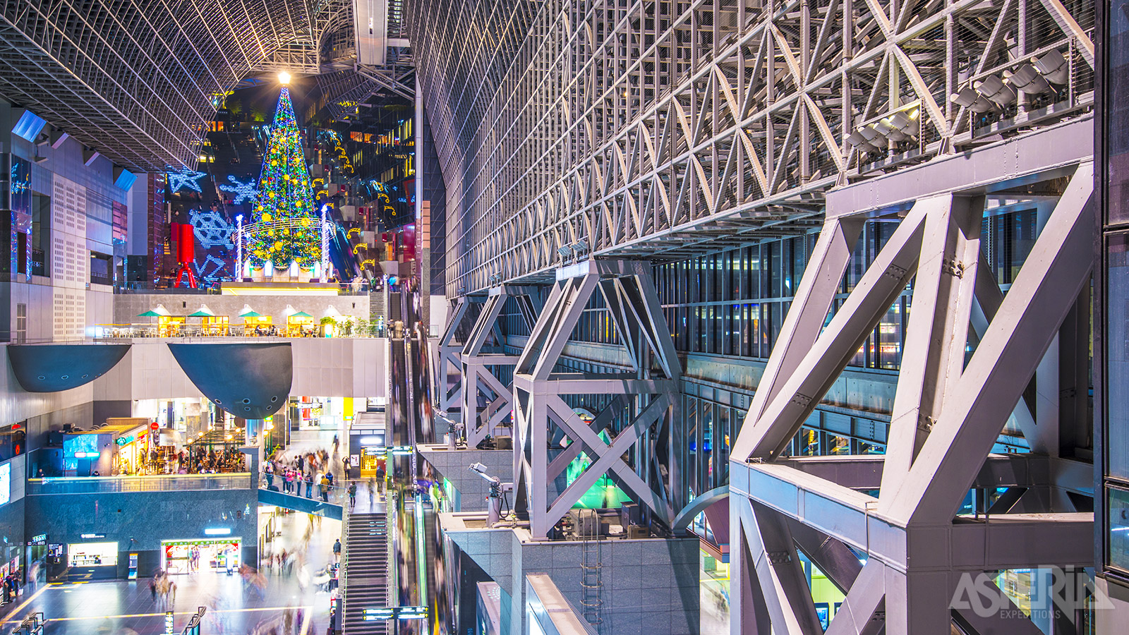 Het futuristisch ogende treinstation van Kyoto omvat ook een hotel, warenhuis, bioscoop, restaurants & winkelcentra