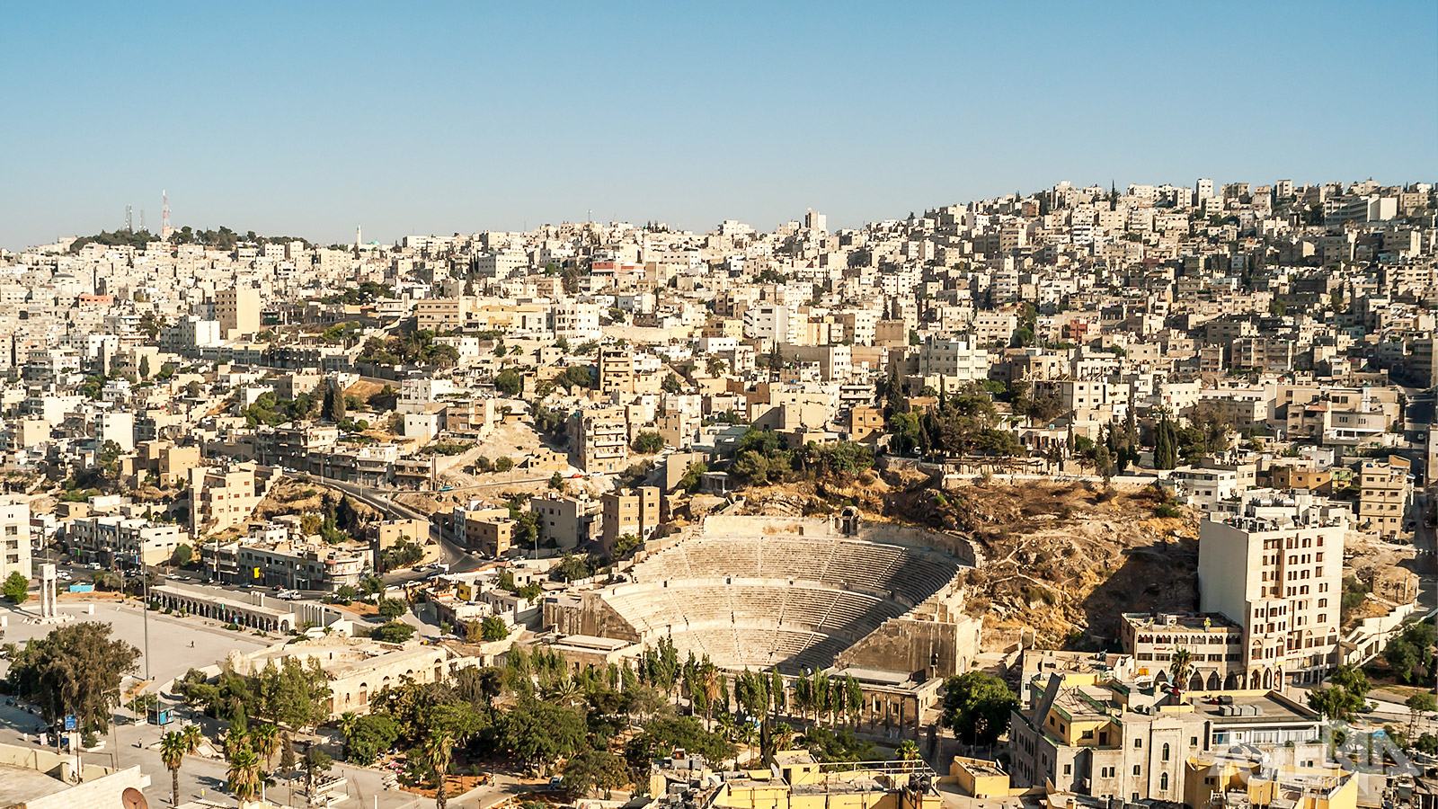 Amman, gebouwd op verschillende heuvels, is samen met Jericho en Damascus één van de oudste steden ter wereld