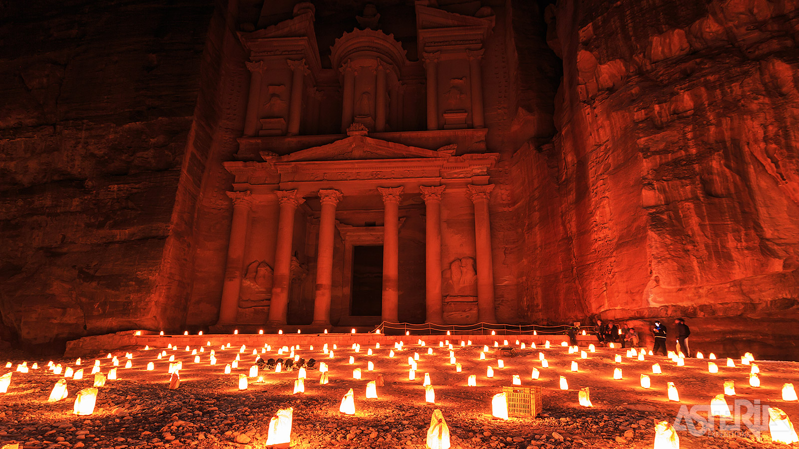 Petra by night, een onvergetelijke ervaring waarbij de hele kloof verlicht wordt met meer dan 1.500 lichtjes