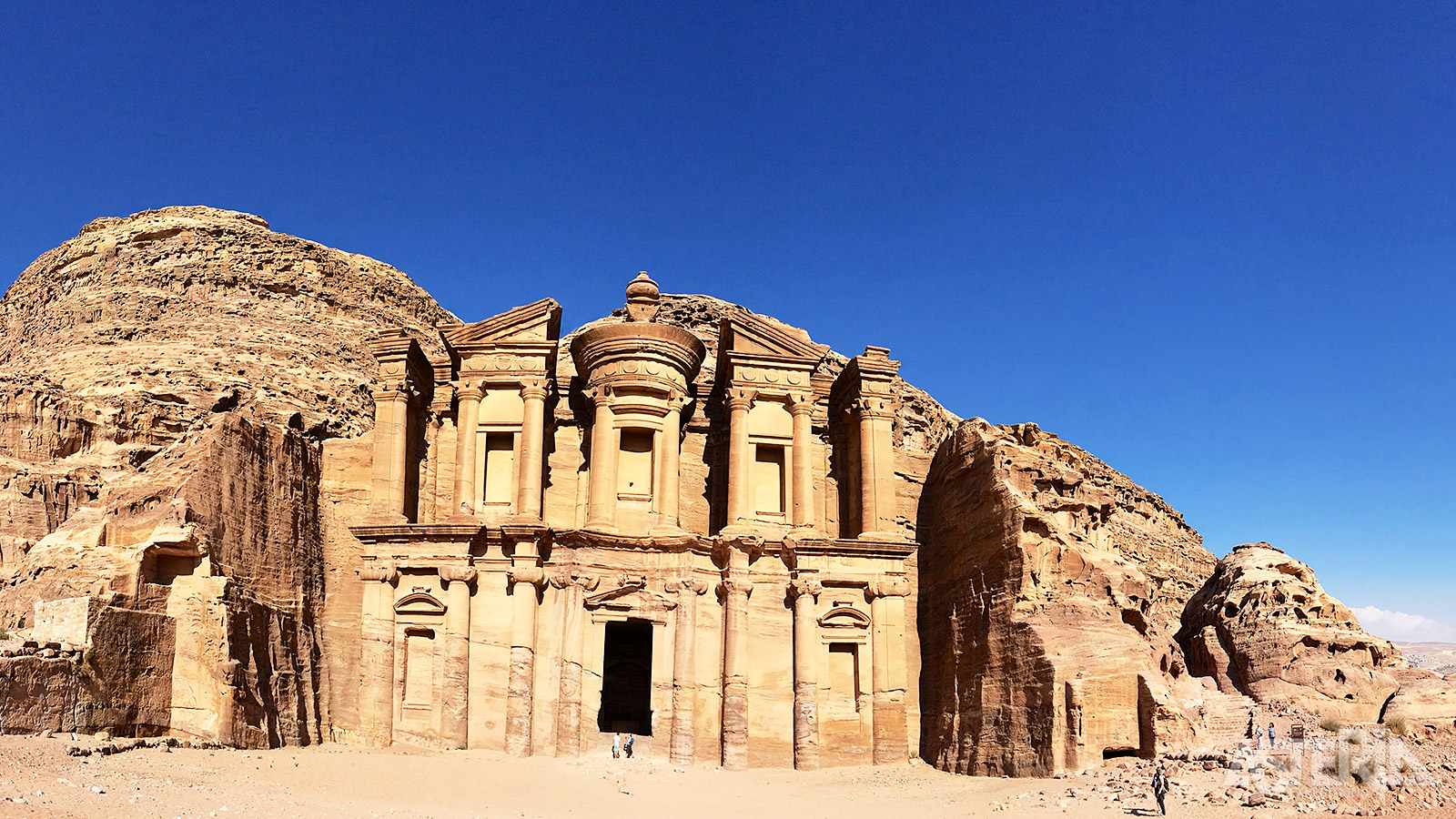 Enkele kilometers ten Noorden van Petra ligt Klein-Petra, ook wel bekend als Siq Al Barid