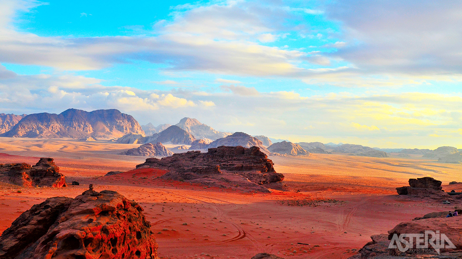 Treed in de voetsporen van Lawrence of Arabia tijdens een jeeptocht door de woestijn