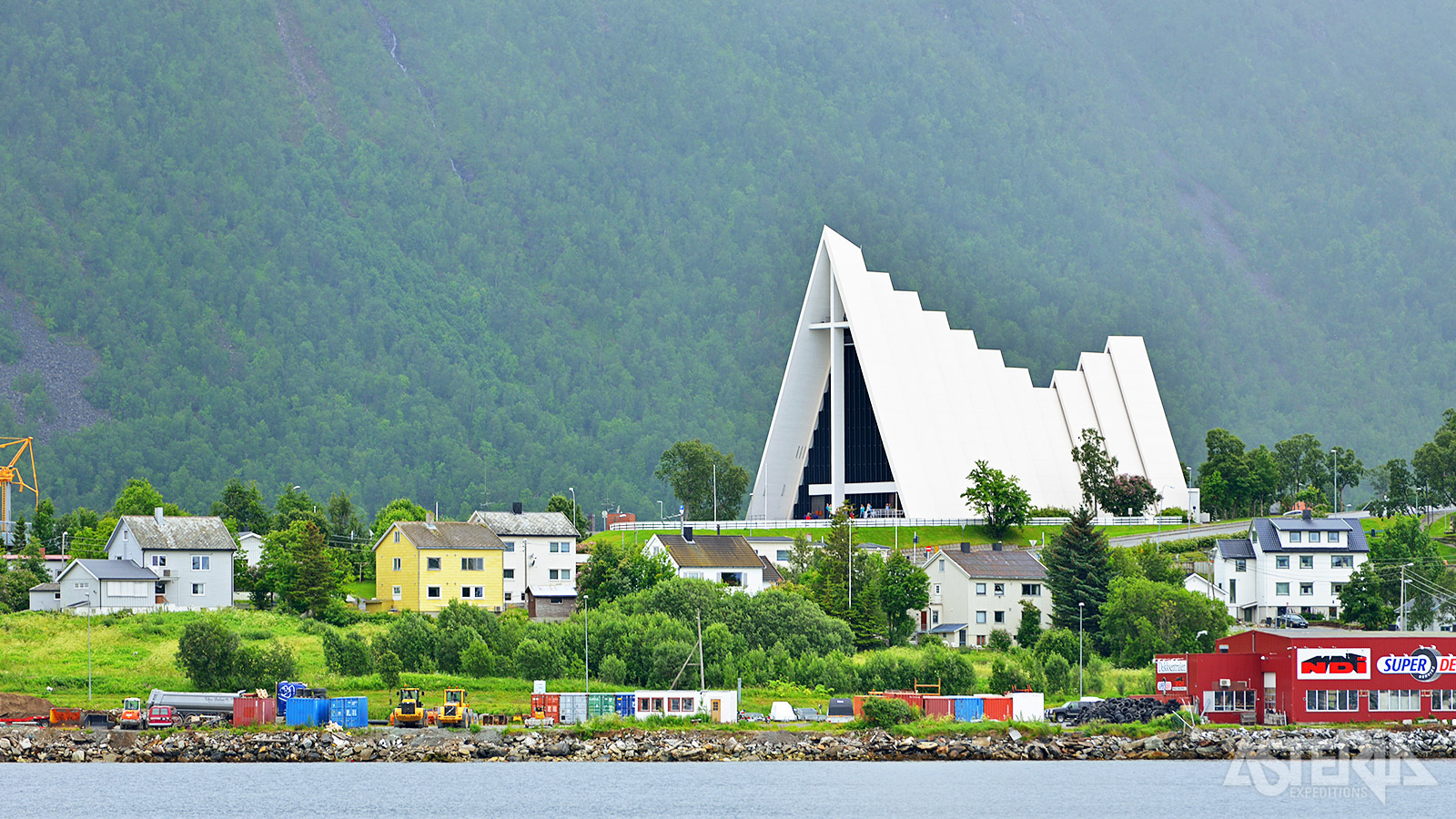 De iconische Arctische Kathedraal van Tromsø werd ontworpen door Jan Inge Hovig