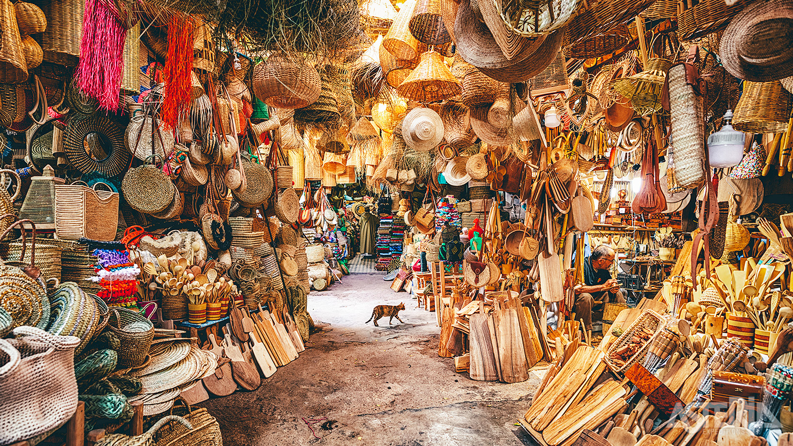 Snuister in  de levendige soeks van Marrakech en ontdek verborgen schatten, prachtige kleuren en buitengewone handwerkproducten