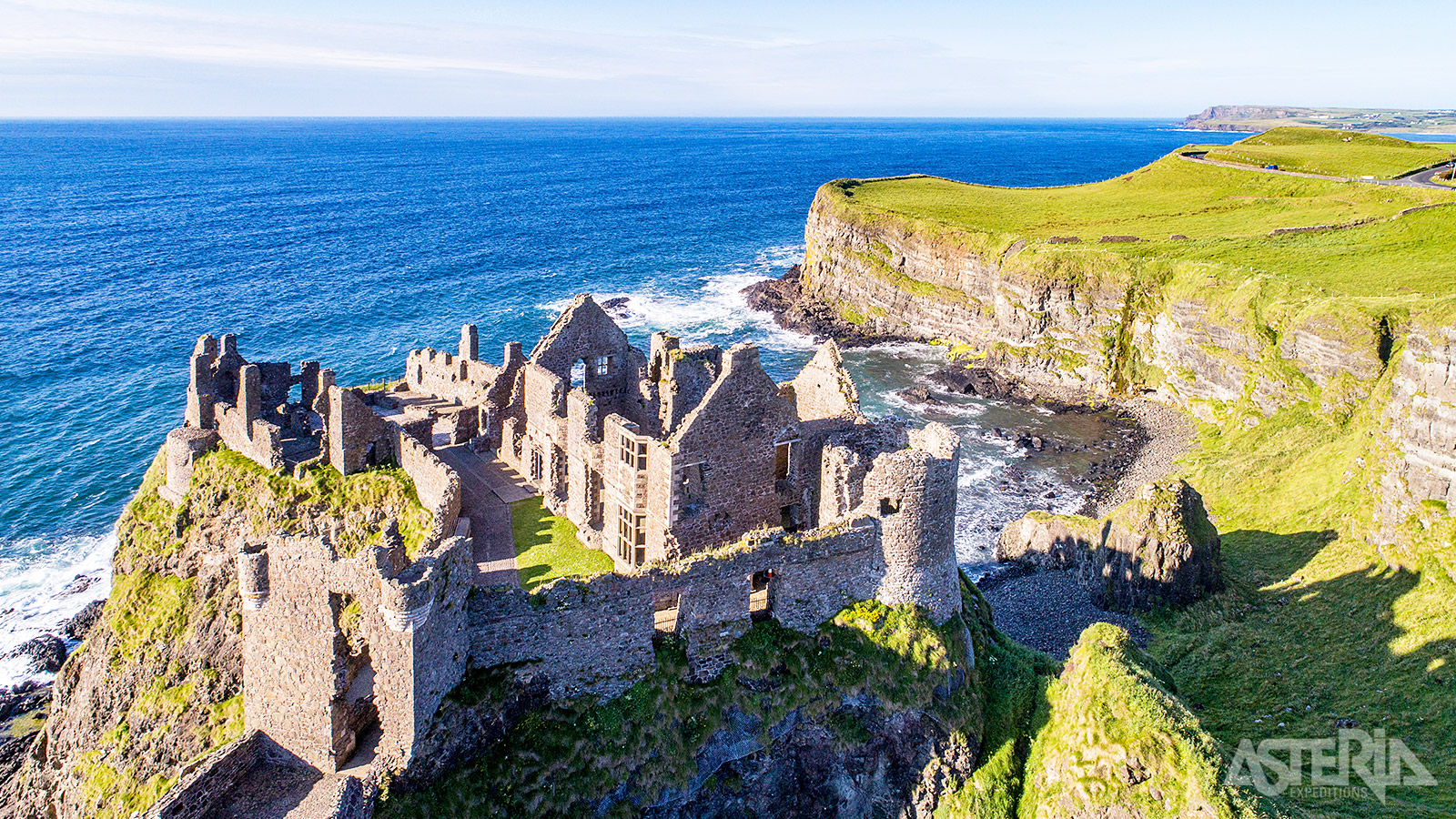 Het eeuwenoude kasteel van Dunluce was ooit een symbool van macht, gebouwd op de rand van een basaltklif met uitzicht op de Ierse zee