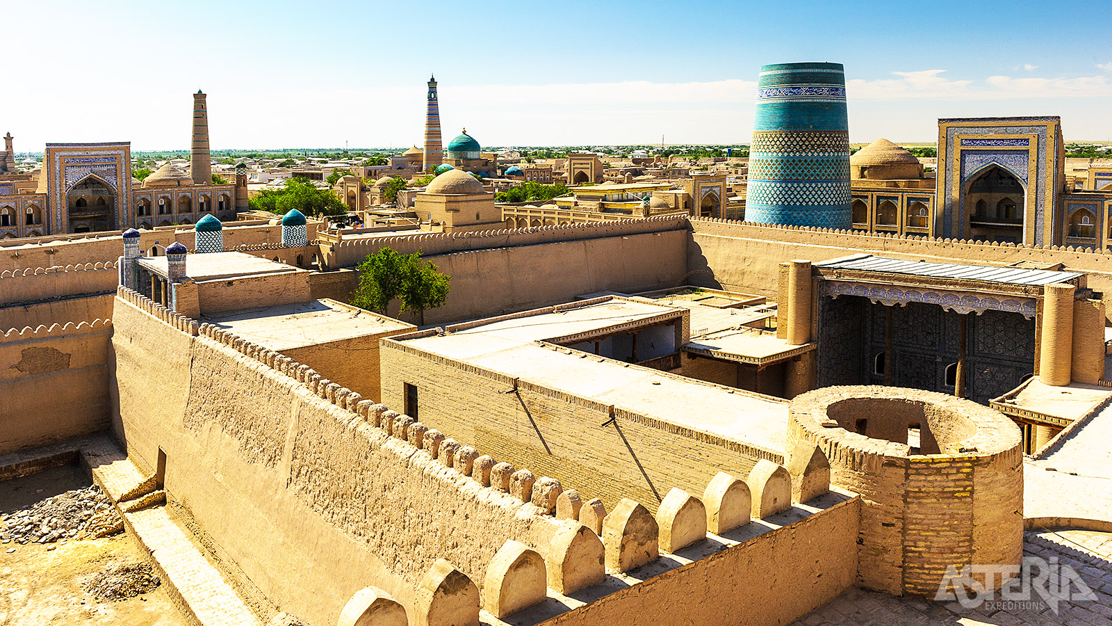 De oude binnenstad van Khiva is één groot openluchtmuseum met moskeeën, mausoleums en musea