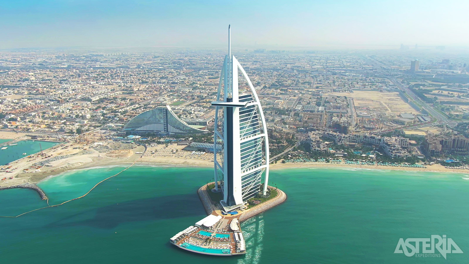 Het 321m hoge Burj Al Arab In Dubai staat bekend als het enige *******hotel ter wereld