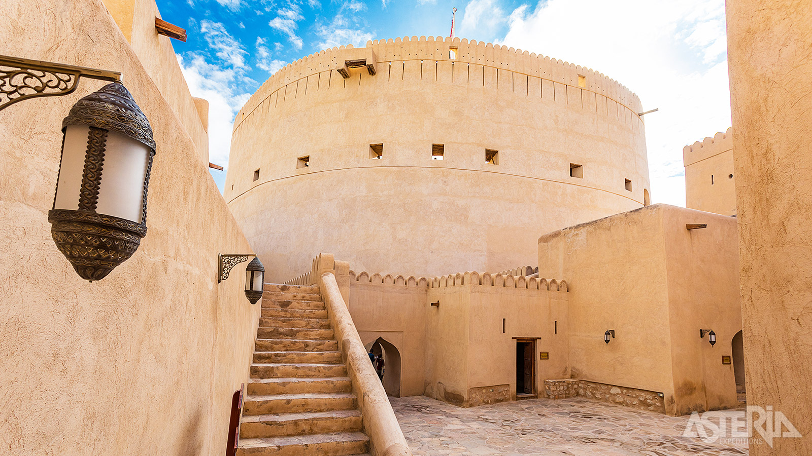 Het fort van Nizwa, gelegen naast de levendige souq, behoort tot één van de oudste forten van Oman