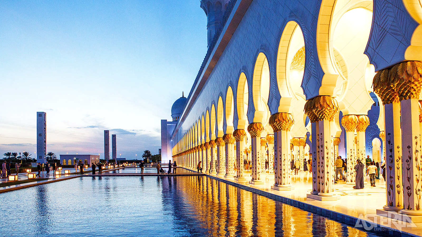 Het ontwerp van de Sheikh Zayed Grand Mosque is geïnspireerd op Mogol-architectuur met Moorse en Perzische elementen