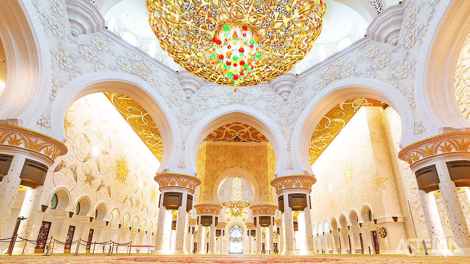 In de grote gebedsruimte ligt het grootste handgemaakte tapijt ter wereld met een oppervlakte van 5627m²