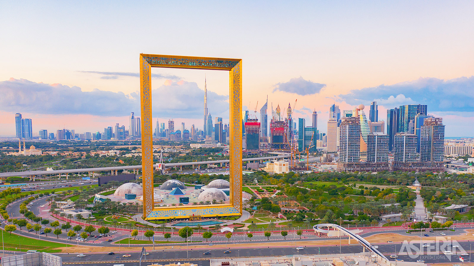 Het opvallende Frame gebouw is zo gepositioneerd dat aan één zijde de karakteristieke monumenten van het moderne Dubai te zien zijn zoals Burj Khalifa en aan de andere zijde de oude elementen van Dubai