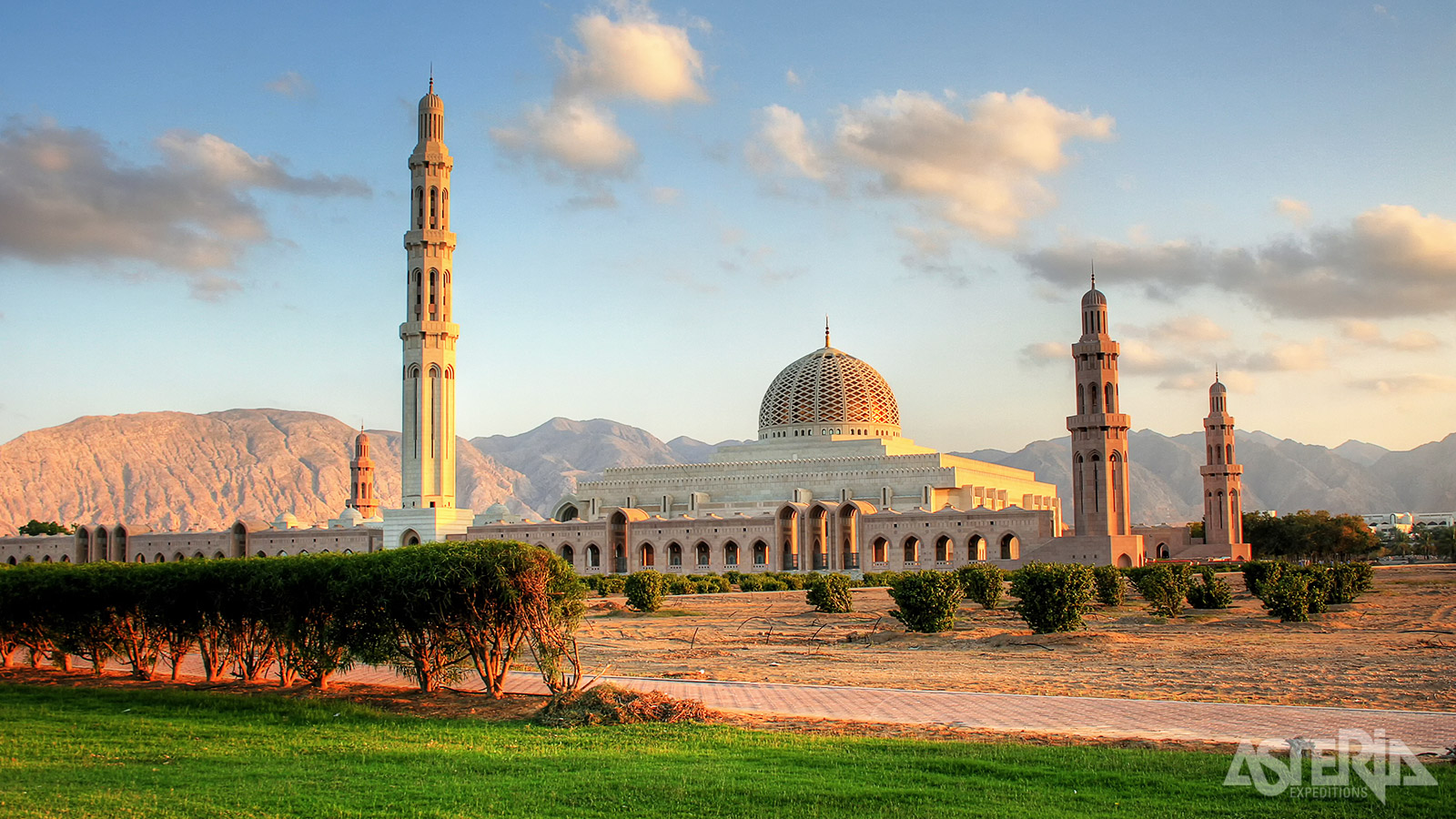 De Sultan Qaboos-moskee of Grand Mosque is de grootste moskee in Oman met plaat voor  6500 moskeegangers