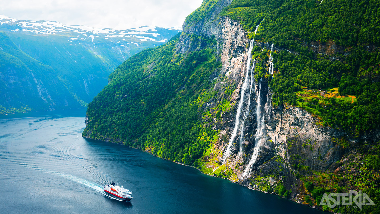 Bij afreizen in juni, juli en augustus vaart het schip als extra door de diepblauwe Geirangerfjord